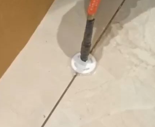 中山瓷砖空鼓维修公司专业解答瓷砖在铺贴过程中，如果没有涂抹均匀到位的粘结材料（如水泥砂浆或瓷砖胶），可能会导致以下问题